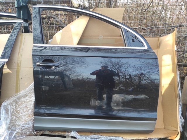 Пассажирская передняя дверь 4L0831052A VAG
