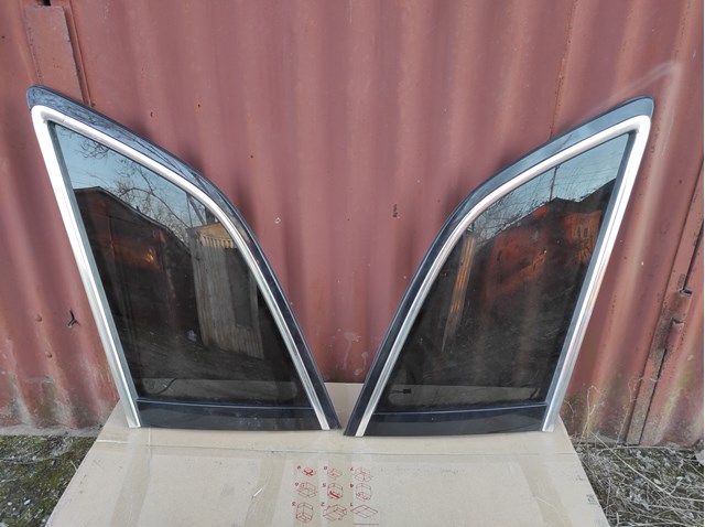 Стекло багажника, левое 4L0845299RNVB VAG