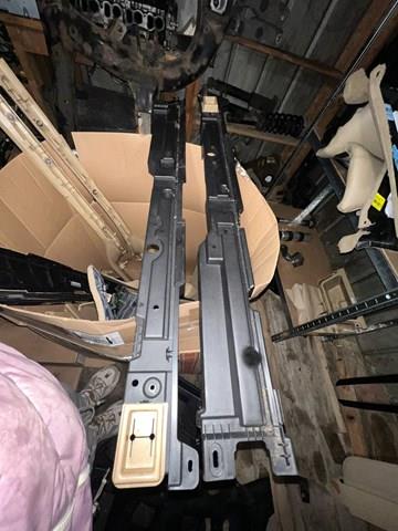 Кронштейн бампера переднего, правый 51457145914 BMW