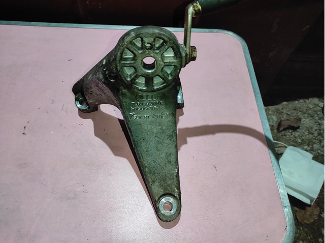 Кронштейн подушки (опоры) двигателя, правой 7L8199308E VAG