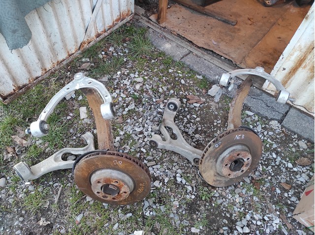 Цапфа поворотная правая 7L8407258A VAG