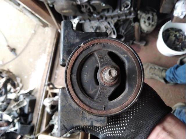 Подушка (опора) двигателя, передняя 11270BU000 NISSAN