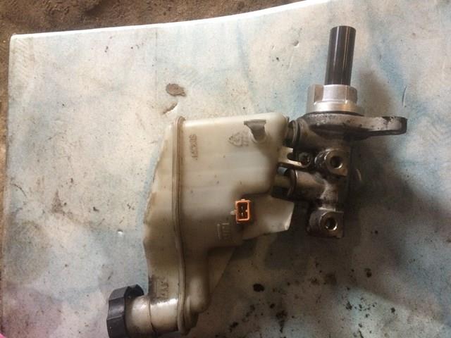 Бачок тормозной жидкости 585112L300 HYUNDAI