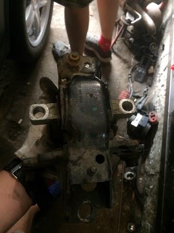 VAG 6Q0199555A Подушка (опора) двигателя левая в наличии Днепр