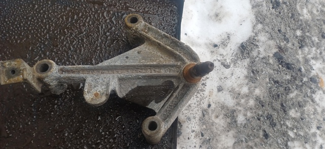 Кронштейн подушки (опоры) двигателя, левой 7700434671 RENAULT