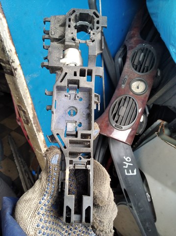 Держатель наружной ручки двери, передней правой 8200028464 RENAULT