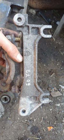 Кронштейн подушки (опоры) двигателя, левой 8200216113 RENAULT