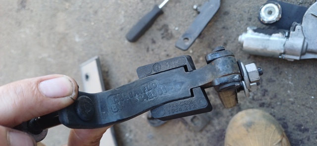 FORD 8V41S42901AF Петля крышки багажника в наличии Украина