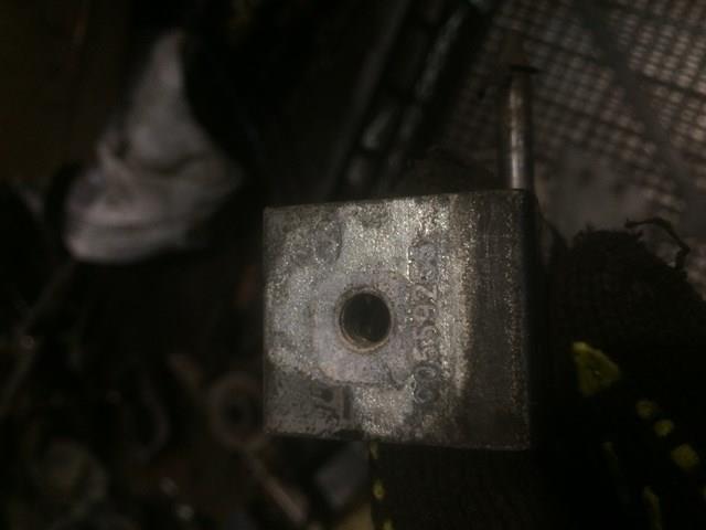 Петля задней багажной, 3/5 -ой двери 90559255 OPEL