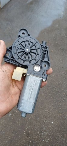 MERCEDES A2038203042 Мотор стеклоподъемника двери задней правой в наличии Украина