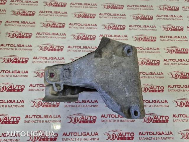 Кронштейн подушки (опоры) двигателя, правой 22116784824 BMW