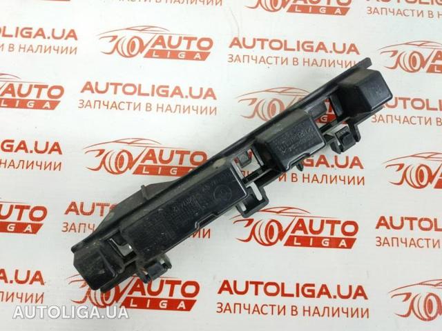Кронштейн наружной накладки порога правой 51777294888 BMW