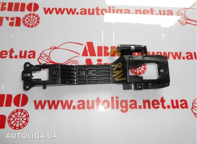 Держатель наружной ручки двери, передней левой 6920252040 TOYOTA