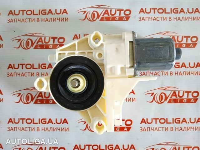 Мотор стеклоподъемника двери передней, правой 807307296R RENAULT
