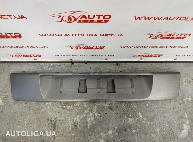Накладка задней 3-й/ 5-й двери 8200139781 RENAULT