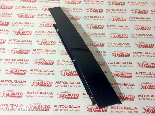 Накладка двери задней правой вертикальная 822830011R RENAULT