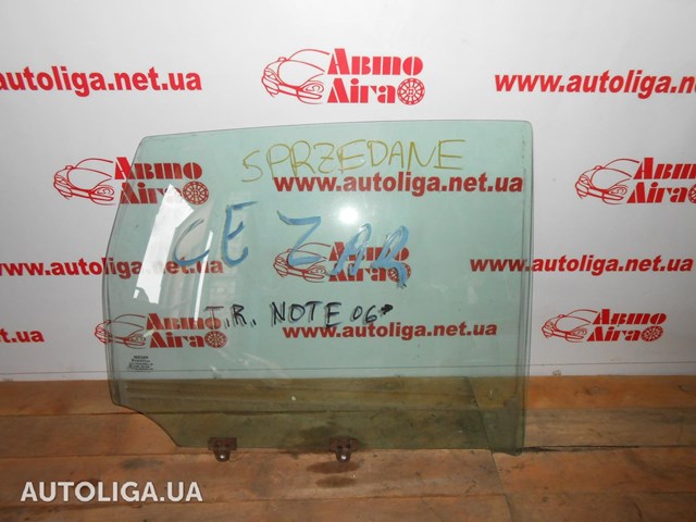 Стекло задней правой двери 823009U000 NISSAN