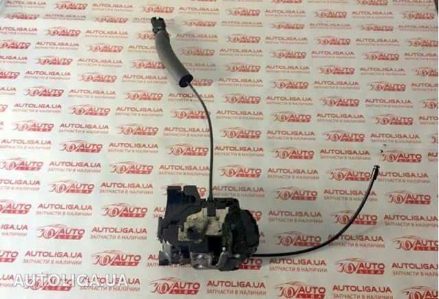 Замок задней правой двери  825020499R RENAULT