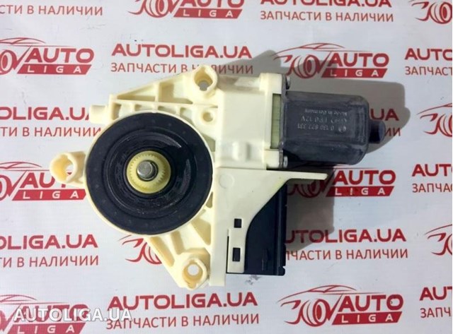 Мотор стеклоподъемника двери задней, правой 827300001R RENAULT