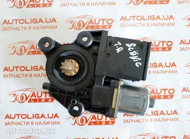 Мотор стеклоподъемника двери задней, правой 827303178R RENAULT