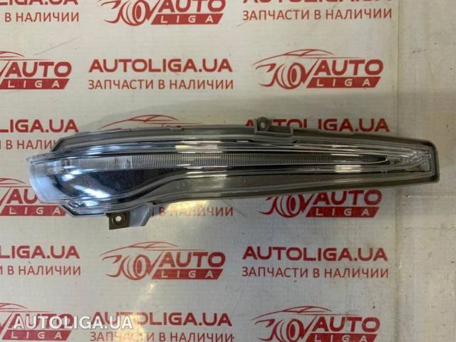 Повторитель поворота левого зеркала A0999060143 MERCEDES