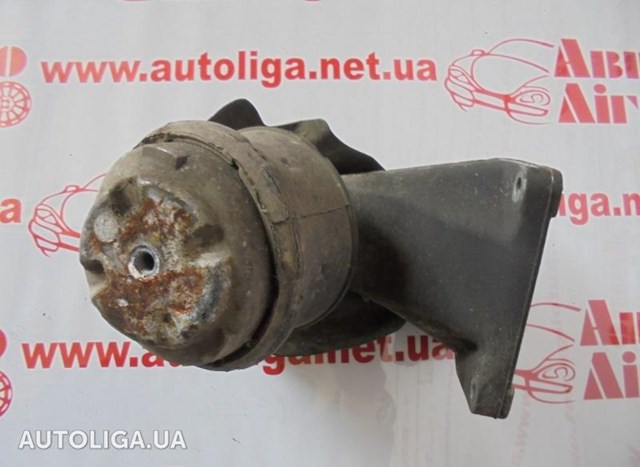 Кронштейн подушки (опоры) двигателя, правой A6042230004 MERCEDES