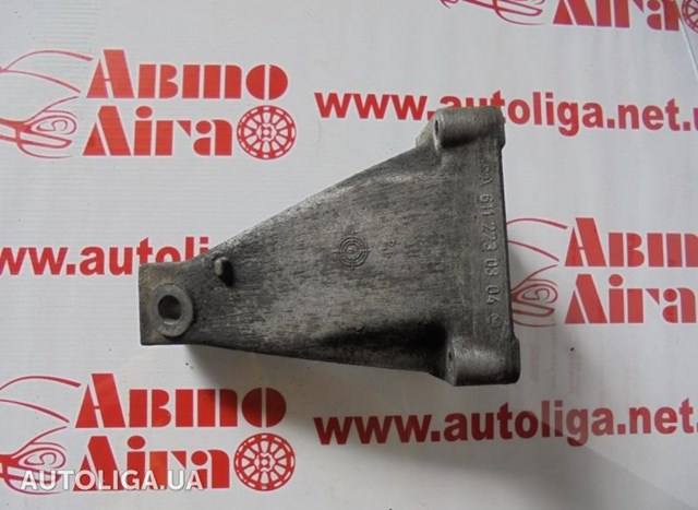 Кронштейн подушки (опоры) двигателя, правой A6112230304 MERCEDES
