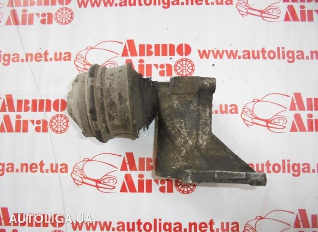 Кронштейн подушки (опоры) двигателя, левой A6112231004 MERCEDES