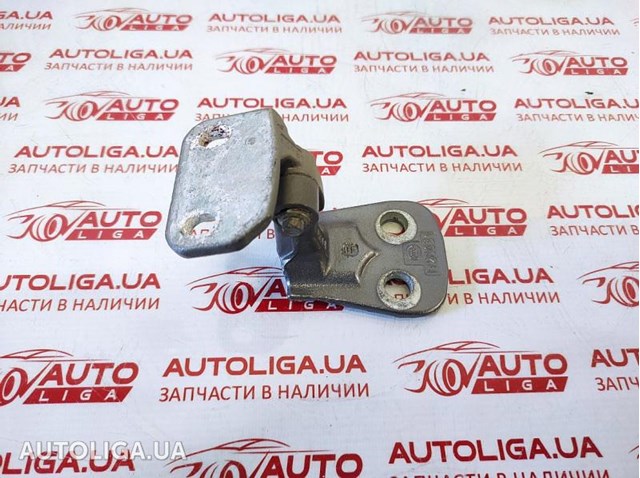 Петля передней двери, правой LR030347 LAND ROVER