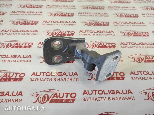 Петля водительской двери LR030362 LAND ROVER