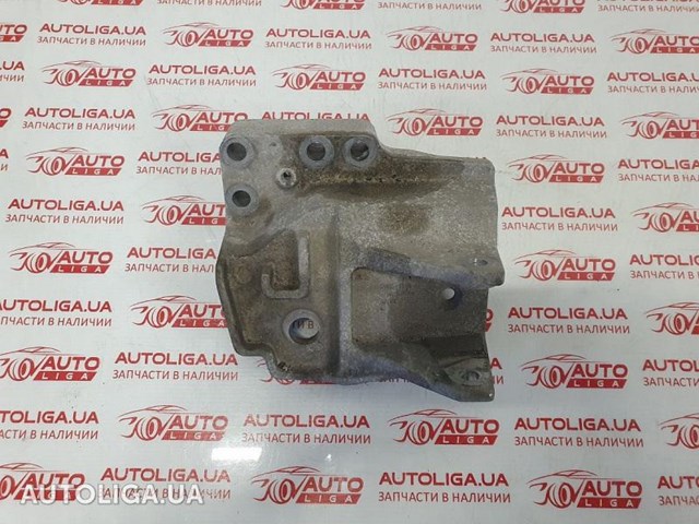 Кронштейн подушки (опоры) двигателя, правой LR037029 LAND ROVER