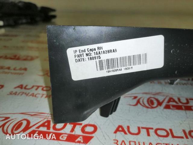 Крышка боковая панели "торпедо", левая LR060606 LAND ROVER