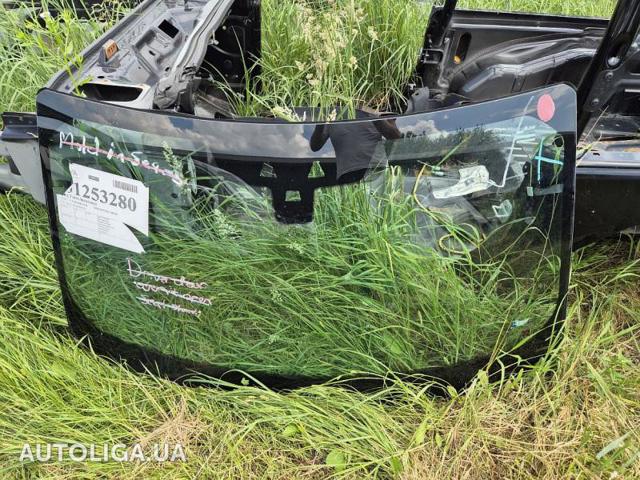 Переднее стекло LR079645 LAND ROVER