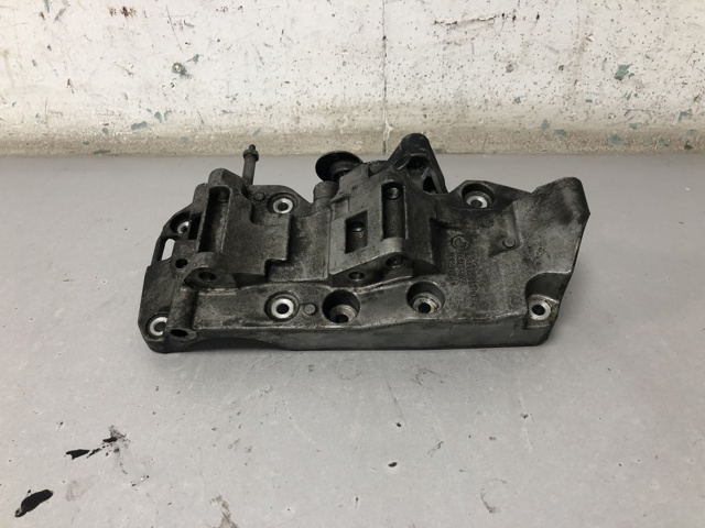 BMW 11168506863 Кронштейн компрессора кондиционера в наличии Ирпень