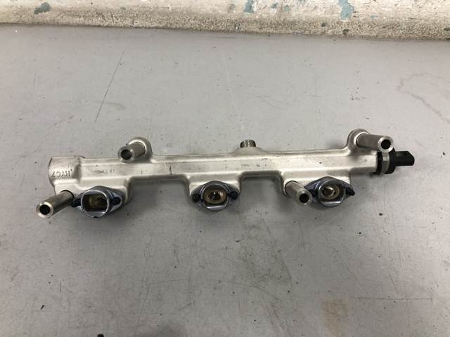 Рампа форсунок системы впрыска топлива 13538698787 BMW