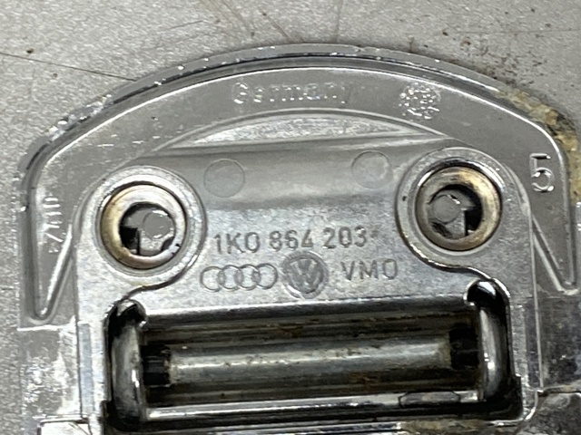 Петля крепления груза 1K0864203 VAG