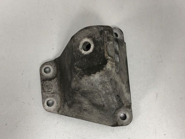 Кронштейн подушки (опоры) двигателя, правой 22116781242 BMW