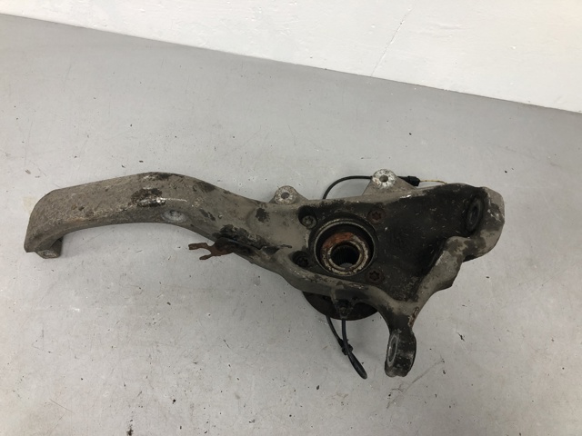 31216869870 BMW Цапфа передняя правая купить в Кривой Рог