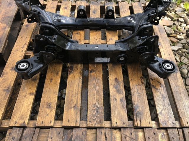 Поперечина задней подвески 33306874404 BMW