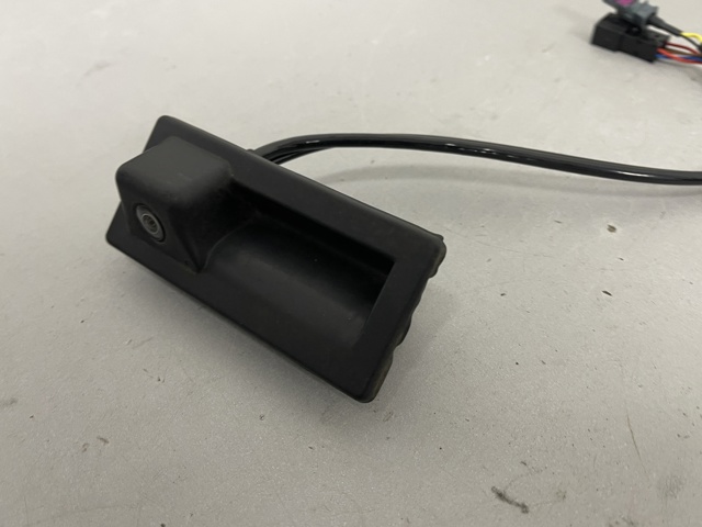 VAG 3V0827566L Кнопка привода замка багажника в наличии Украина