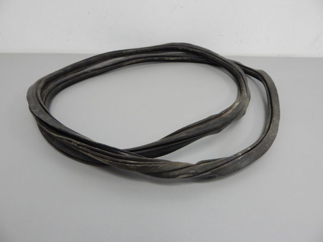 Уплотнитель двери задней, (на кузове) 4M0833721C VAG