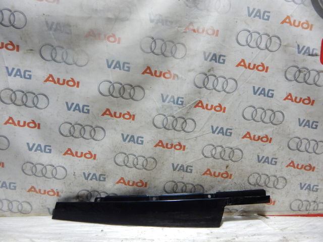Накладка передней двери, правой, вертикальная 4M0837902 VAG