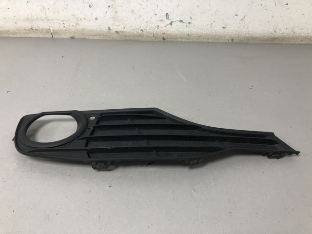 Решетка бампера переднего правая Бмв 3