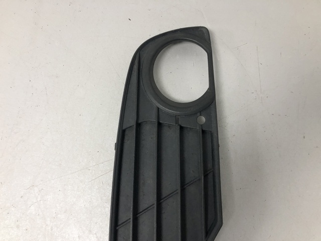 51117281920 BMW Решетка бампера переднего правая купить в Чернигов