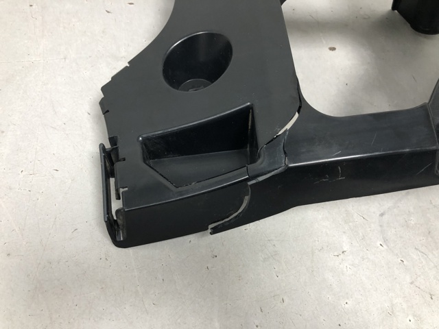 51127227758 BMW Кронштейн бампера заднего внешний правый купить в Запорожье