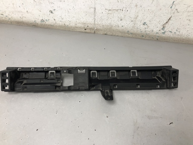Кронштейн бампера заднего, центральный 51127477434 BMW