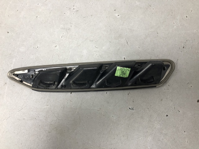 Молдинг переднего правого крыла 51137461076 BMW