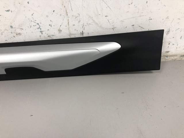 Молдинг передней правой двери, нижний 51138499210 BMW