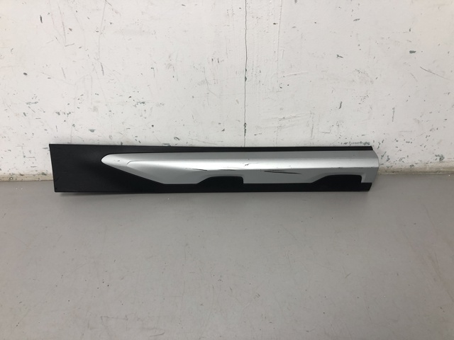 Молдинг задней правой двери, нижний 51138499212 BMW