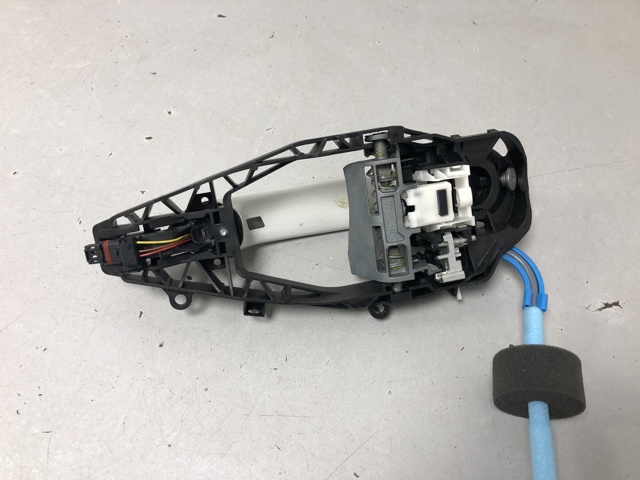 Держатель наружной ручки двери, передней правой 51219881776 BMW